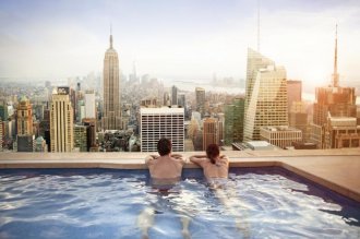 Парочка в бассейне на крыше отеля в Нью-Йорке
